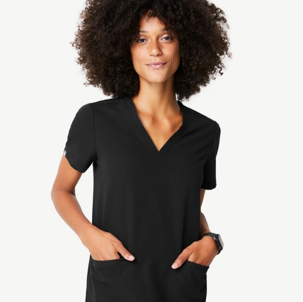 FIGS Casma 3 Pocket Scrub Top